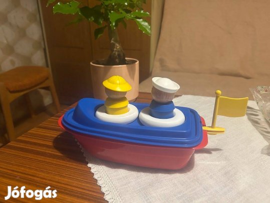 Tupperware játék hajó