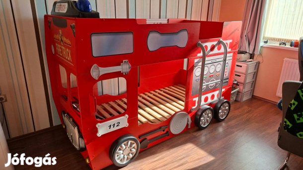 Tűzoltó autó formájú emeletes gyerekágy
