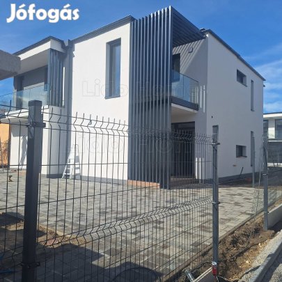 ÚJÉPÍTÉSŰ KÉTSZINTES ingatlan az ARANYPARTON igényes kivitelezéssel