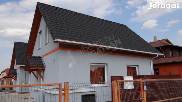 ÚJÉPÍTÉSŰ SORHÁZI LAKÁS ÜLLŐN Bozsik József körúton kiadó TELEKKEL!