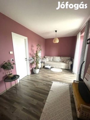 ÚJSZERŰ FÖLDSZINTI LAKÁS SAJÁT KERTTEL