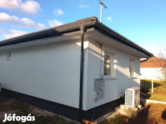 ÚJ ÉPÍTÉSŰ, KULCSRAKÉSZ CSALÁDI HÁZ  BICSKE KERTVÁROSI RÉSZÉN