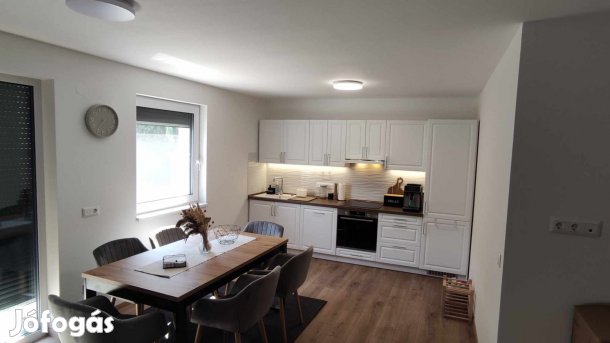 ÚJ ÉPÍTÉSŰ lakás eladó Fonyódon  hatalmas terasszal, kertkapcsolattal