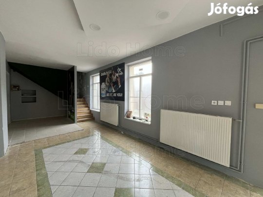 Udvari bejáratú üzlethelyiség eladó áron alul kiváló lokációval