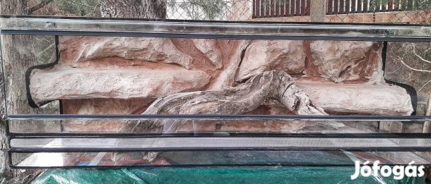 Új 120x40x40es méretű terrárium beépített háttérrel