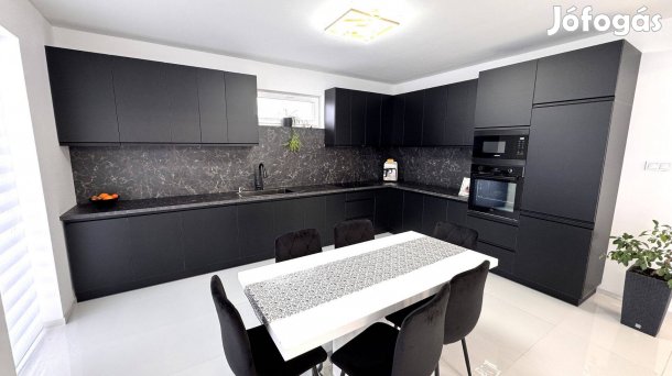 Új 2025 ben téglából épült 180nm-es 3 szoba-nappalis családi ház eladó