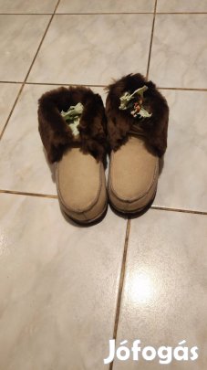 Új 40-41- es gumitalpas irha mamusz Zuglóban eladó