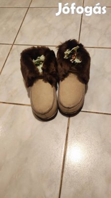 Új 41-42- es irha mamusz Zuglóban , gumitalpas