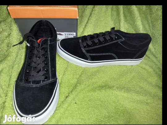 Új 41-es férfi fekete cipő, sportcipő 8900ft
