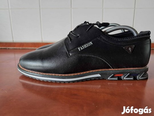 Új 44-Es Új Originál Bőrből Készült Fekete  Cipő