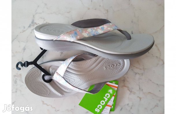 Új Crocs szürke flip-flop papucs virágmintás pánttal sötétszürke talp