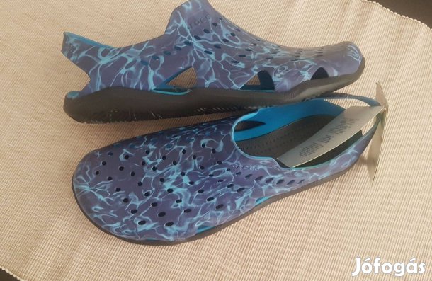 Új Crocs vizicipő kék-fekete óceánmintás,fekete talppal 42 méret