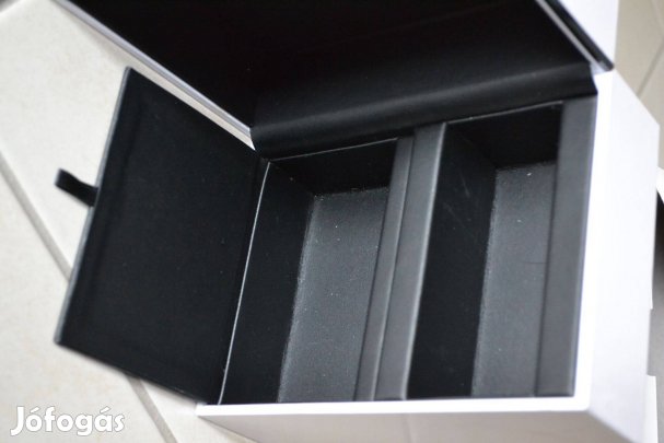 Új Díszdoboz tároló rekeszekkel kisajtóval