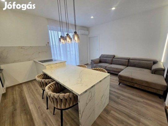 Új Építésű társasházban, nappali + 1 szobás lakás Bútorozva kiadó!