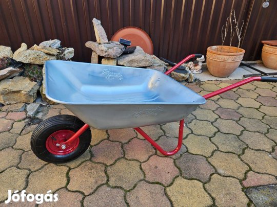 Új Garden Line horganyzott kerti talicska látható. Puttony: Horgany