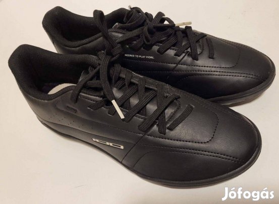 Új Kipsta agility 100 focicipő (43-as)