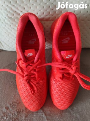 Új Nike sportcipő