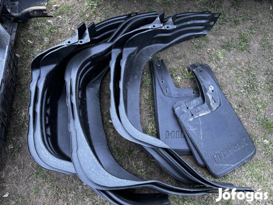 Új Toyota Hilux hátsó dobbetét