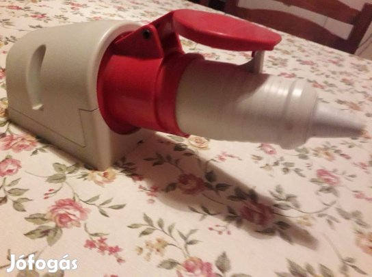 Új !4 pólusú, 3 fázisú csatlakozó dugalj