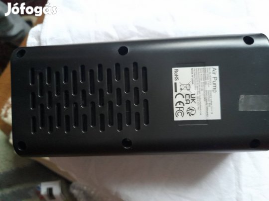 Új, akkumulátoros gumiabroncs felfújó.