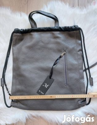 Új, címkés táska vagy hátizsák