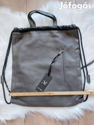 Új, címkés táska vagy hátizsák