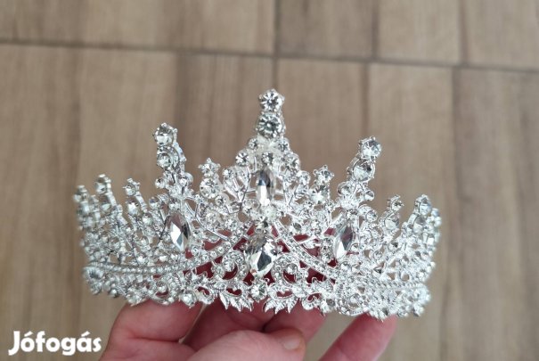 Új, csillogós tiara