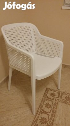 Új, fehér, nagyon masszív műanyag székek kültérre - beltérre