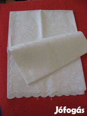 Új, fehér polyester terítő kis gyári hibával