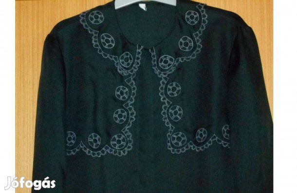 Új, fekete női blúz, 44 -es. Gyönyörű, gépi riselt, muszlin
