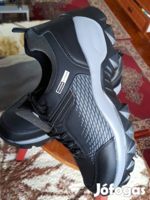 Új, férfi, vastagtalpú túracipő.