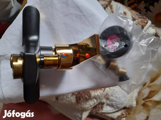 Új, fürdőszobai kád csaptelep.