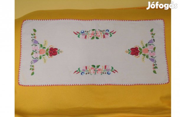 Új, kézzel hímzett, kalocsai mintás terítő. 88 x 40 cm