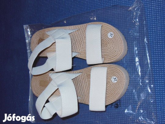 Új, lányka vagy női szandál. 37