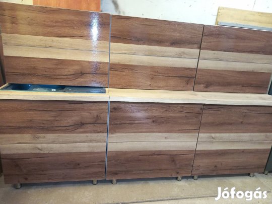 Új, magasfényű konyhabútor