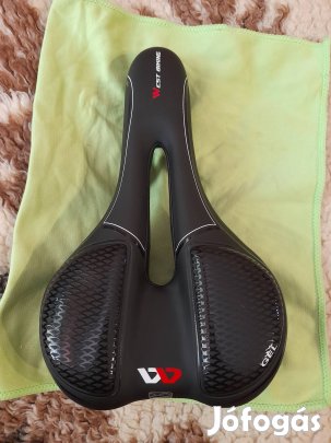 Új, minőségi, országúti kerékpár nyereg. 