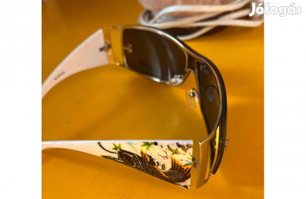 Új, mutatós napszemüveg