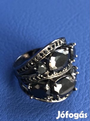 Új, nagyon szép fekete köves gyűrű eladó Budán!