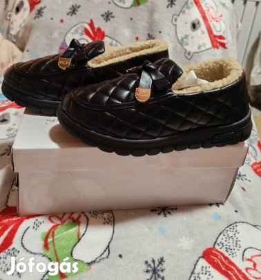Új, női, bélelt, kényelmes 37-es cipő, személyes átvétellel