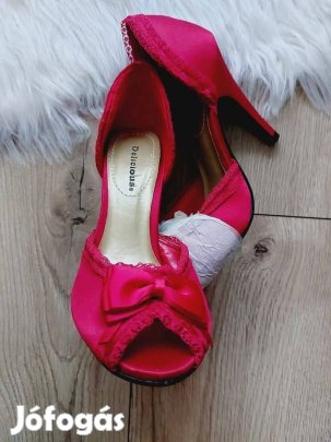 Új, piros csipkés alkalmi magassarkú cipő