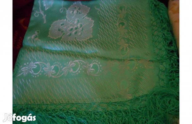Új, selyem, mintás, hosszú rojtos asztalterítő. 120 x 120 cm