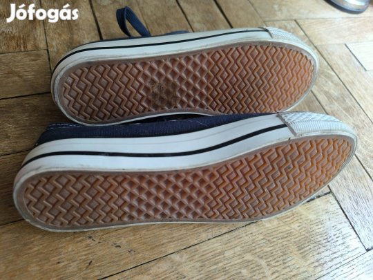 Új, sötétkék torna cipő