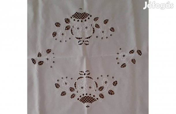 Új, szép kidolgozású asztalterítő eladó 157cm ×108cm
