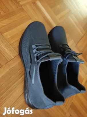 Új, szürke színű sportos cipő eladó 