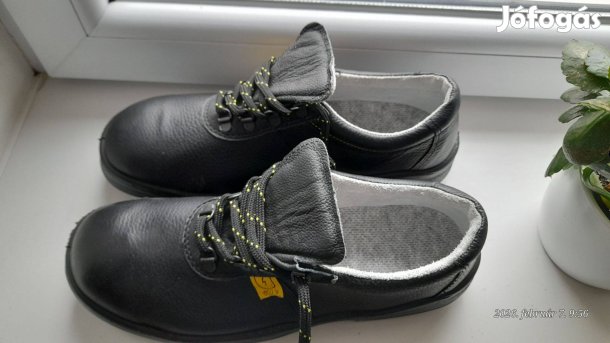 Új állapotú 44-es méretű villanyszerelő munkavédelmi cipő