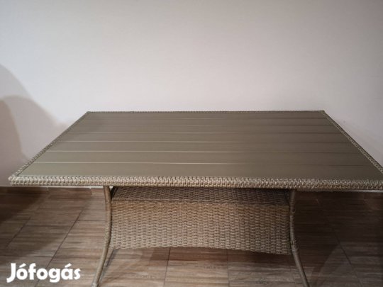 Új állapotú kerti asztal eladó