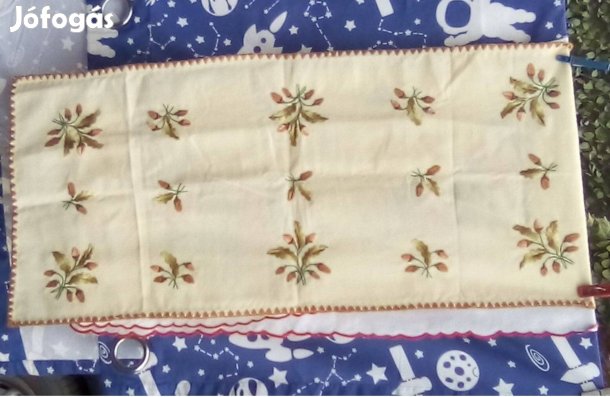 Új állapotú makkmintás hímzett asztali futó