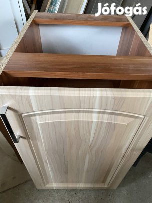 Új állapotú wenge szekrény bézs ajtóval