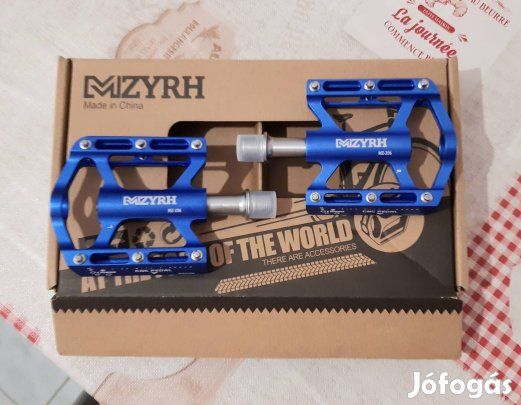 Új alu kerékpár pedál eloxált kék színben.