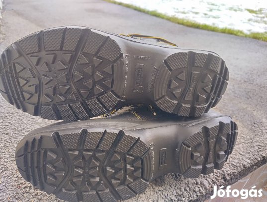 Új bakancs fél árban vihető.